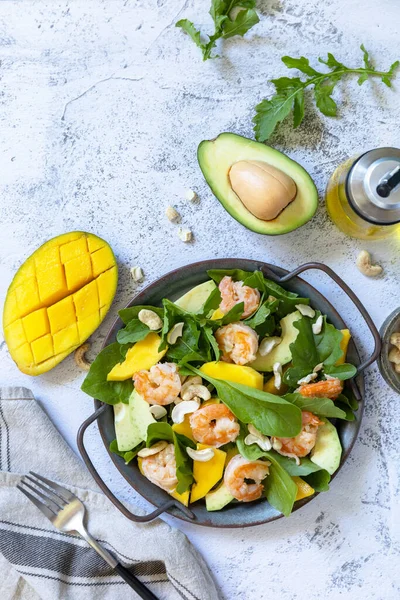 Salada Dieta Saudável Com Arugula Espinafre Manga Abacate Camarão Nozes — Fotografia de Stock