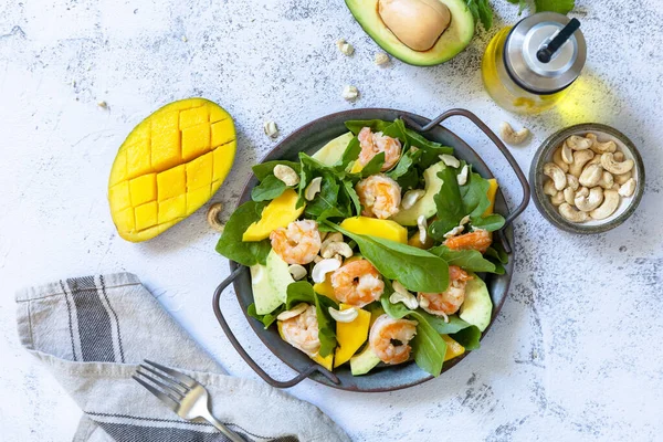 Salada Dieta Saudável Com Arugula Espinafre Manga Abacate Camarão Nozes — Fotografia de Stock