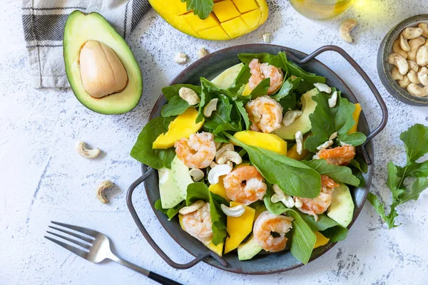 Salada Dieta Saudável Com Arugula Espinafre Manga Abacate Camarão Nozes — Fotografia de Stock