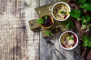 Böğürtlensiz glüten pişiriyorum. Ev yapımı tatlı. Kırsal bir masada böğürtlen ezmesi. Üst görünüm düz arkaplan. Boşluğu kopyala.