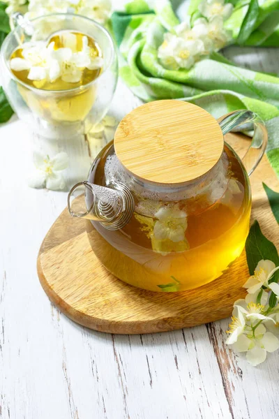 Terapeutický Bylinkový Čaj Horký Jasmínový Čaj Jasmínovými Květy Skleněné Konvice — Stock fotografie
