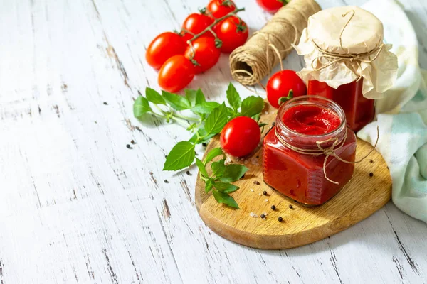 Pasta Tomate Preservación Casera Salsa Tomate Hecha Tomates Maduros Sobre —  Fotos de Stock