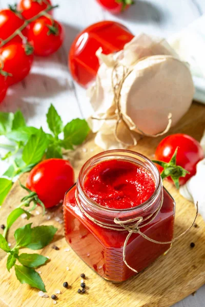 Tomatenmark Hausmittel Tomatensauce Aus Reifen Tomaten Auf Einer Holztischplatte — Stockfoto