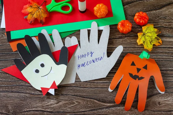 Pozdrav Dýní Šťastný Halloween Dřevěném Stole Dětský Kreativní Projekt Řemesla — Stock fotografie