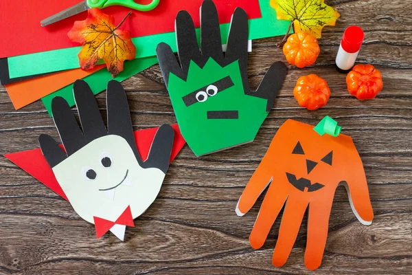 Pozdrav Nápisem Šťastný Halloween Dřevěném Stole Dětský Kreativní Projekt Řemesla — Stock fotografie