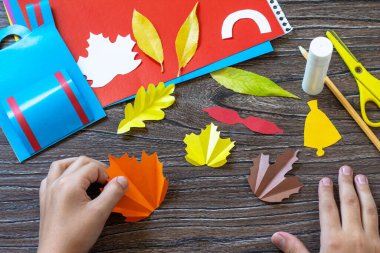 Talimat adım 8. Tahta bir masada tebrik kartı çantası. El yapımı. Çocukların yaratıcılığı projesi, el işleri, çocuklar için el sanatları..