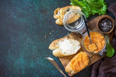 Tereyağlı ve tuzlu havyarlı sandviçler. Üst görünüm düz arkaplan. Boşluğu kopyala.