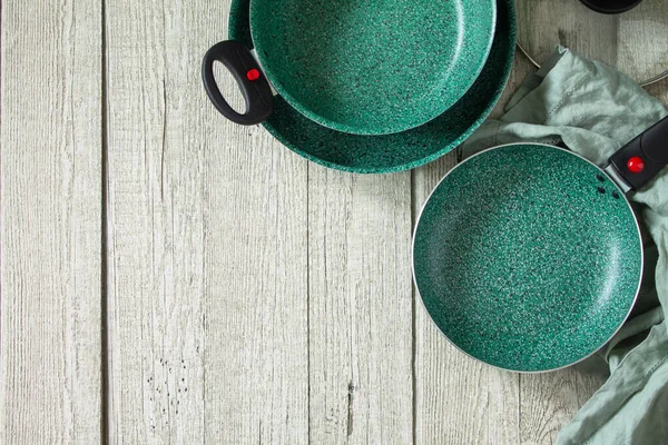 Yeni Set Boş Tava Yeşili Kırsal Mutfak Masasında Seramik Kaplama — Stok fotoğraf
