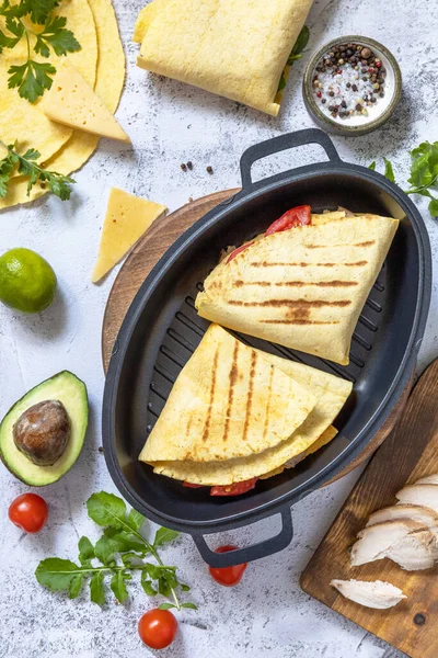 Tortillas Maíz Mexicano Pollo Sándwich Con Aguacate Rúcula Queso Una —  Fotos de Stock