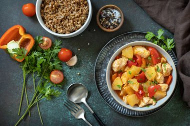 Diyet menüsü konsepti. Ev yapımı hindi ya da ananas soslu tavuk ve koyu taş bir masada kaynatılmış. Üst görünüm düz arkaplan. 