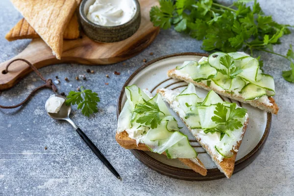 Desayuno Saludable Aperitivos Vacaciones Tostadas Con Pepinos Hierbas Ricotta Una — Foto de Stock