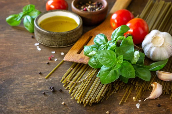 Ингредиенты Итальянской Кухни Спагетти Шпинатом Травы Специи Оливковое Масло Помидоры — стоковое фото