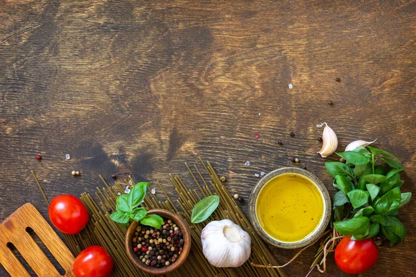 意大利菜的配料 意大利面 橄榄油和西红柿放在乡村餐桌上 顶视图平面背景 — 图库照片