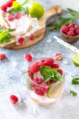 Ahududu ve limonlu sert maden suyu kokteyli..