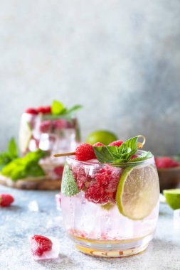 Ahududu ve limonlu sert maden suyu kokteyli. Boşluğu kopyala.