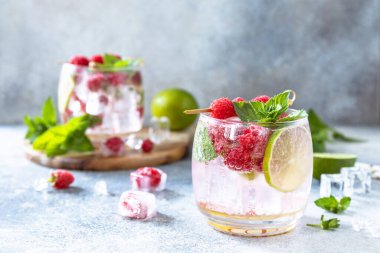 Ahududu ve limonlu sert maden suyu kokteyli. Boşluğu kopyala