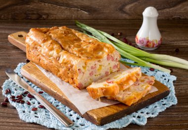 Peynir ekmek sosis ve fasulye ile