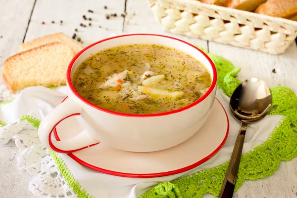 Рисовий суп з куркою в керамічній мисці — стокове фото