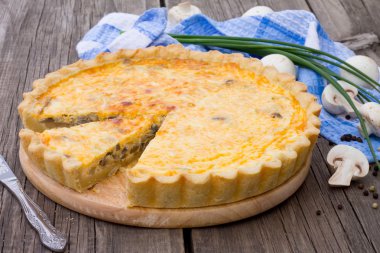 Mantar ve peynir, shortcrust pasta ile açık pasta