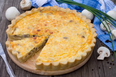 Mantar ve peynir, shortcrust pasta ile açık pasta