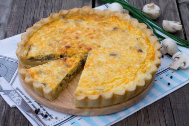 Mantar ve peynir, shortcrust pasta ile açık pasta