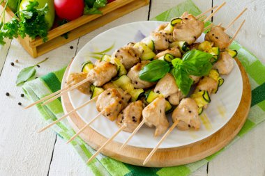 Barbekü tavuk kebap kabak ile 