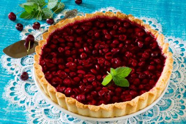 Ev yapımı kiraz pasta, kurabiye hamur ve üst kiraz jöle