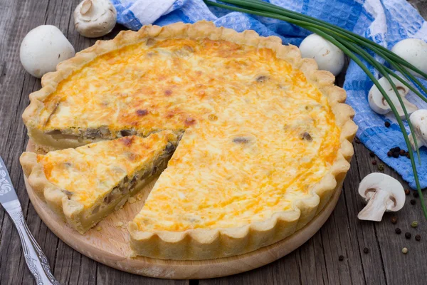 Open pie with mushrooms and cheese, shortcrust pastry — Stock Photo, Image