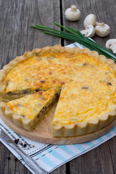 Torta aberta com cogumelos e queijo, massa de shortcrust — Fotografia de Stock