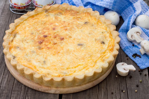 Torta aberta com cogumelos e queijo, massa de shortcrust — Fotografia de Stock