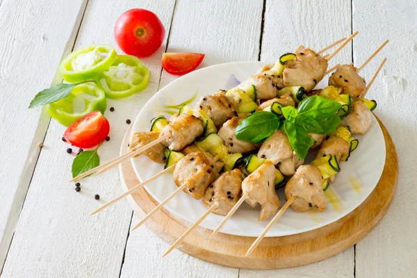 BBQ chicken kebabs with zucchini — Stock Photo, Image