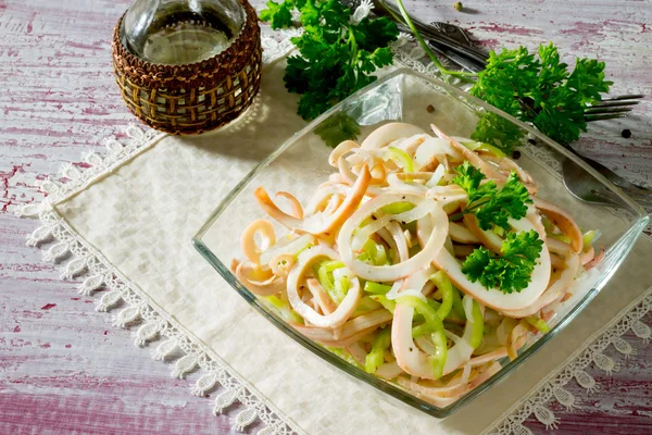 Hagyma salátával és bors tintahal — Stock Fotó