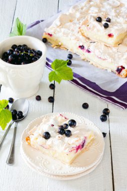 Ev yapımı pasta beze ve Siyah frenk üzümü 