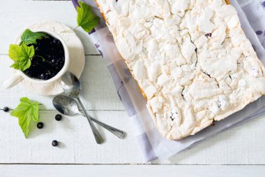 Ev yapımı pasta beze ve Siyah frenk üzümü 