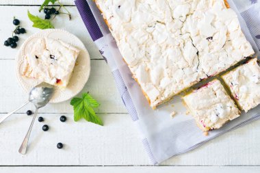 Ev yapımı pasta beze ve Siyah frenk üzümü 