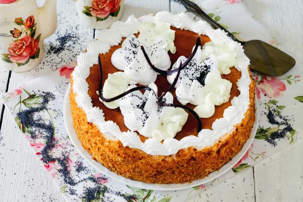 Pastel de miel con crema batida y caramelo . —  Fotos de Stock