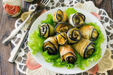 Peynir ve ceviz ile patlıcan ruloları 