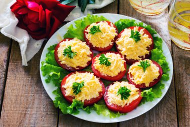 Atıştırmalık peynirli salata domates dilimleri üzerinde