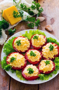 Atıştırmalık peynirli salata domates dilimleri üzerinde