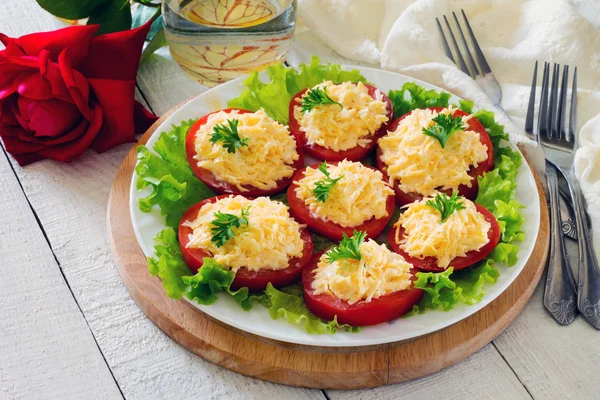 Салат с сыром на ломтиках помидоров — стоковое фото