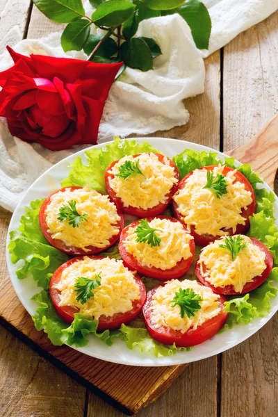 Салат с сыром на ломтиках помидоров — стоковое фото
