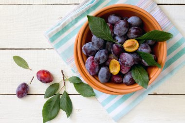 Erik bir beyaz tahta masada bir seramik kase top görünümü