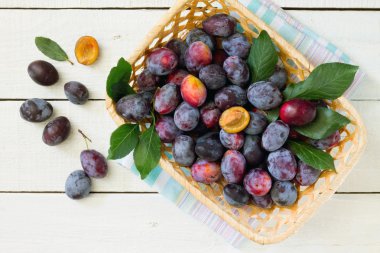 Erik bir beyaz tahta masada bir hasır sepet içinde ana sayfa görünümü