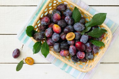Erik bir beyaz tahta masada bir hasır sepet içinde ana sayfa görünümü