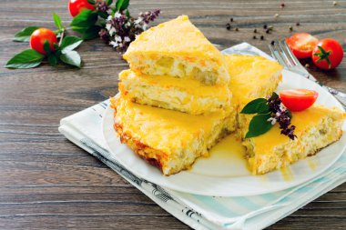 Balık Multivarki içinde pişmiş peynirli omlet