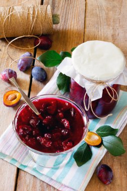 Erik erik suyu kutular ahşap bir masa üzerinde konserve