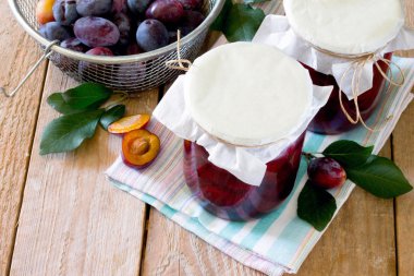 Erik erik suyu kutular ahşap bir masa üzerinde konserve