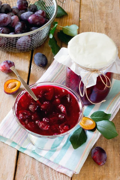 Erik erik suyu kutular ahşap bir masa üzerinde konserve