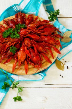 Ahşap bir masa üzerine maydanoz ile haşlanmış kerevit