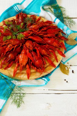 Ahşap bir masa üzerine dereotu ile haşlanmış kerevit